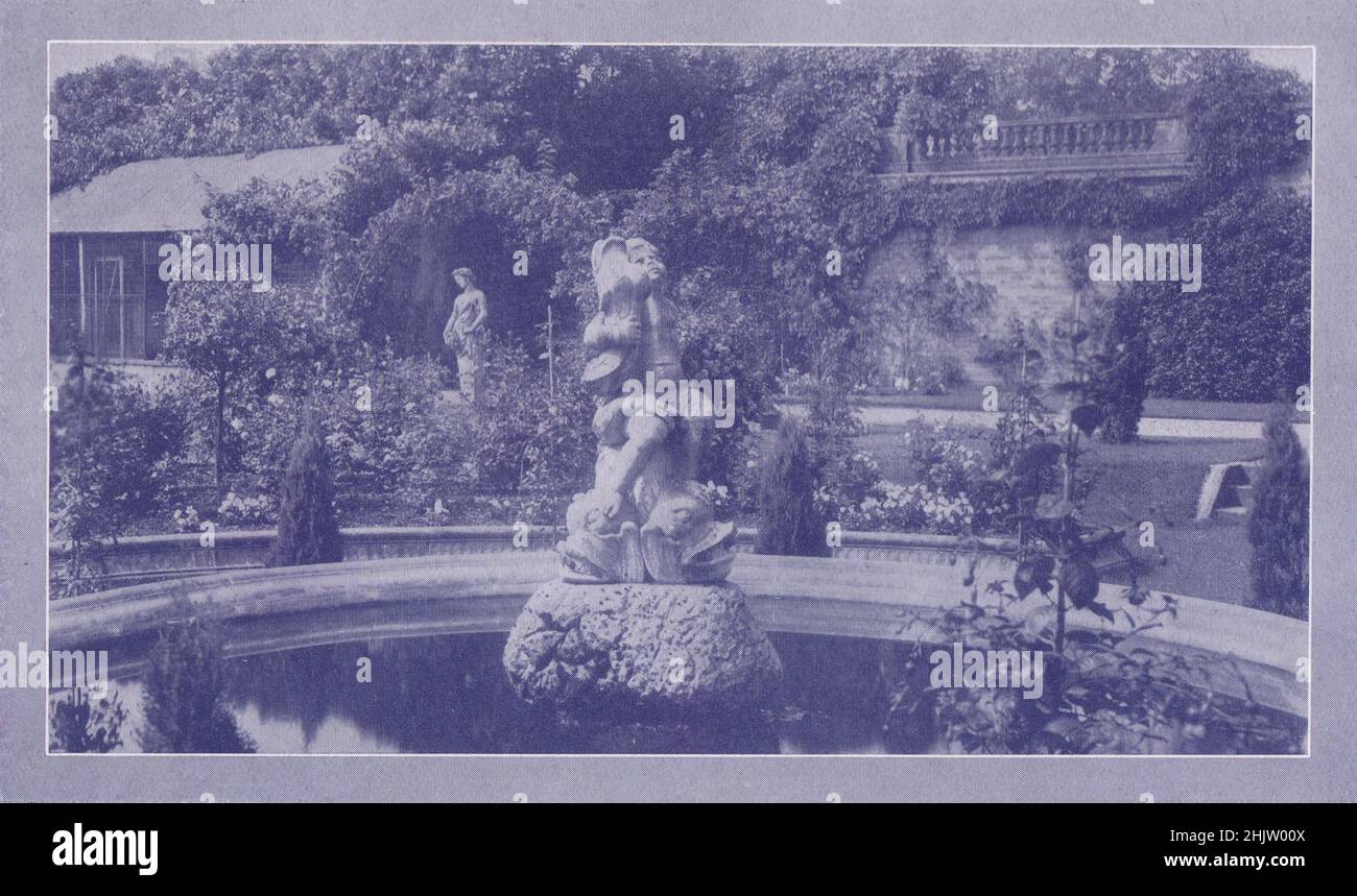 Fontaine à Rose Garden, Hillingdon court. Middlesex (1913) Banque D'Images