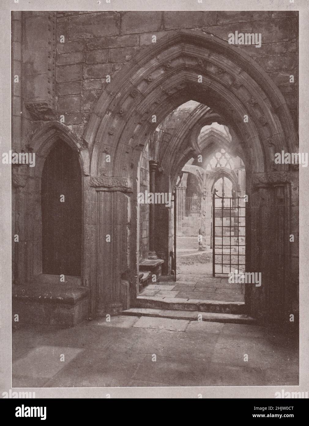 Porche de Chapter House, cathédrale d'Elgin. Morayshire (1913) Banque D'Images
