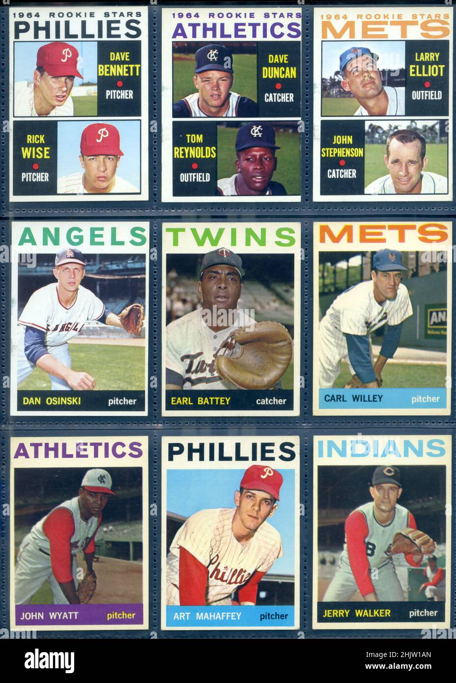 Collection de 1964 cartes de base-ball Topps dans une page à manches. Banque D'Images