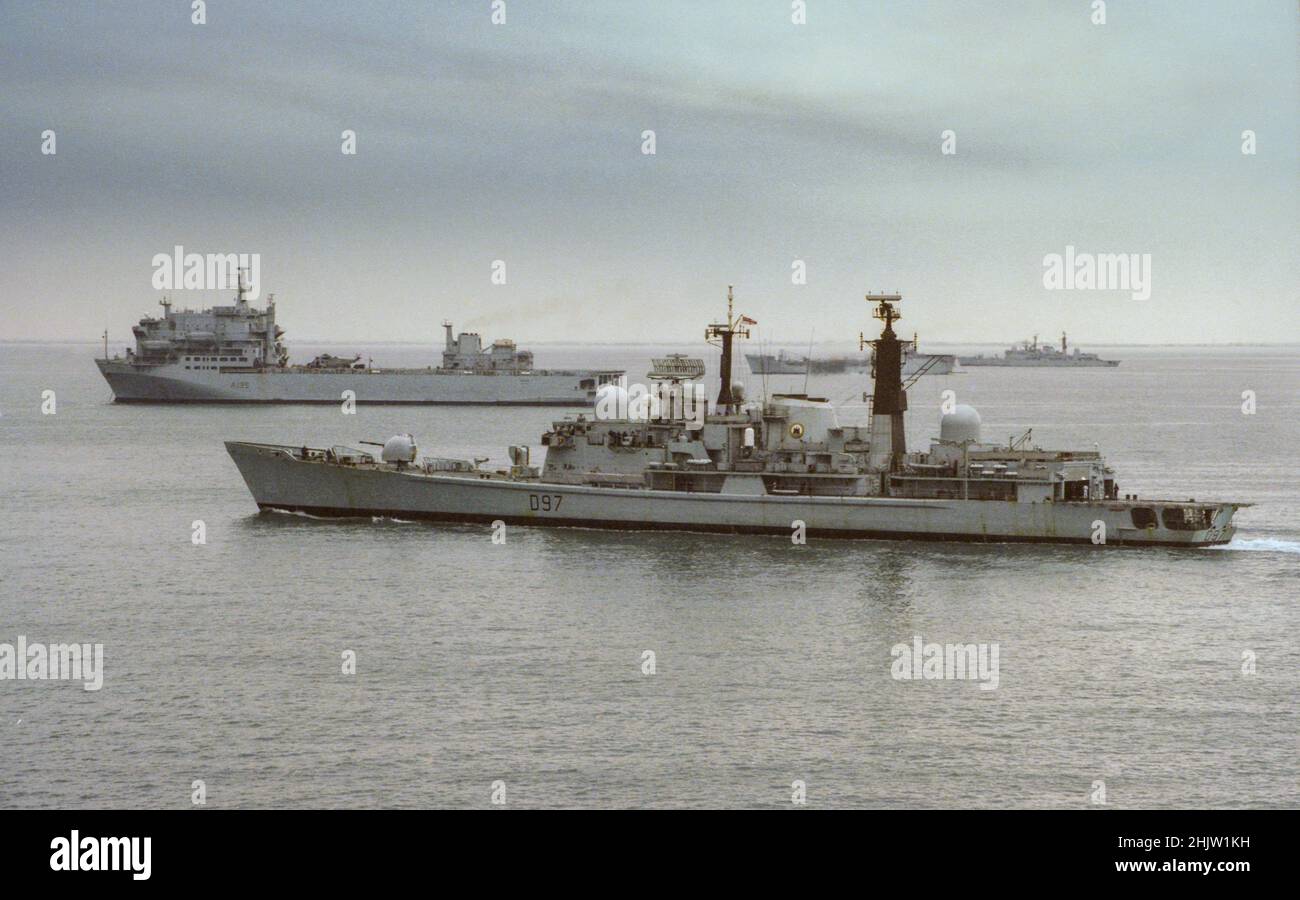 Navires de guerre et navires auxiliaires britanniques dans le nord du golfe Arabo-Persique pendant la période qui a précédé la guerre du Golfe de 2 avec le destroyer de type 42 HMS Edinburgh et RFA Argus le plus près de la caméra. Banque D'Images