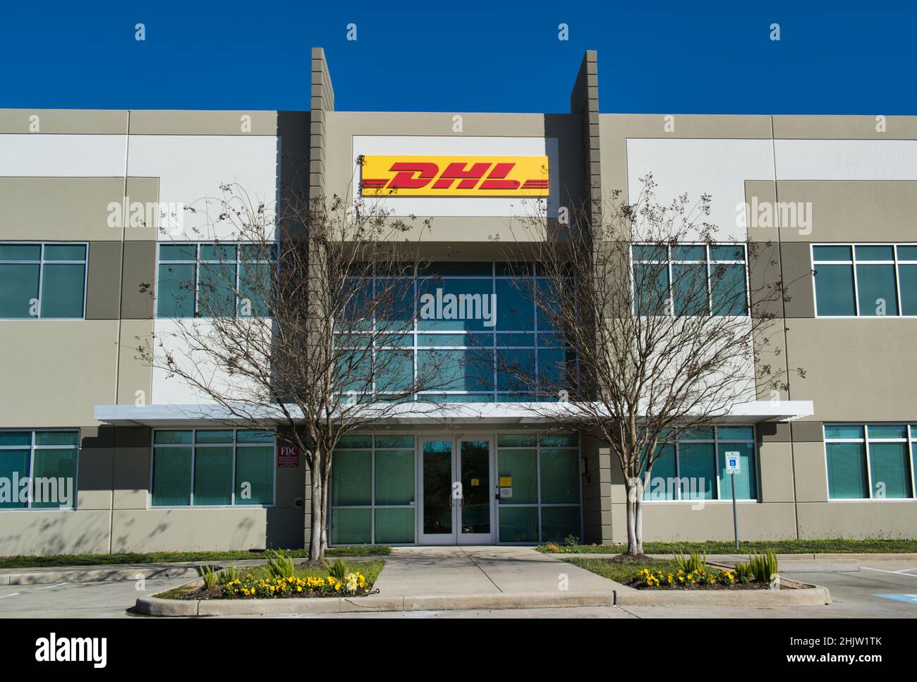 Houston, Texas États-Unis 01-30-2022: Boutique DHL et entrée principale à Houston, Texas.Société logistique internationale américaine fondée en 1969. Banque D'Images