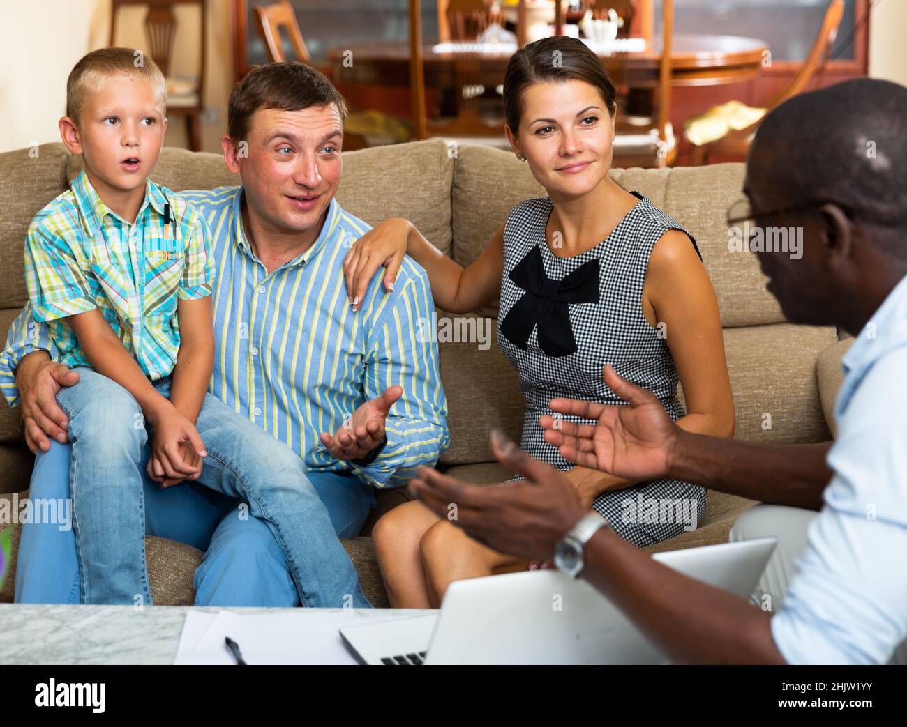 Le travailleur social pose des questions aux parents d'un enfant Banque D'Images