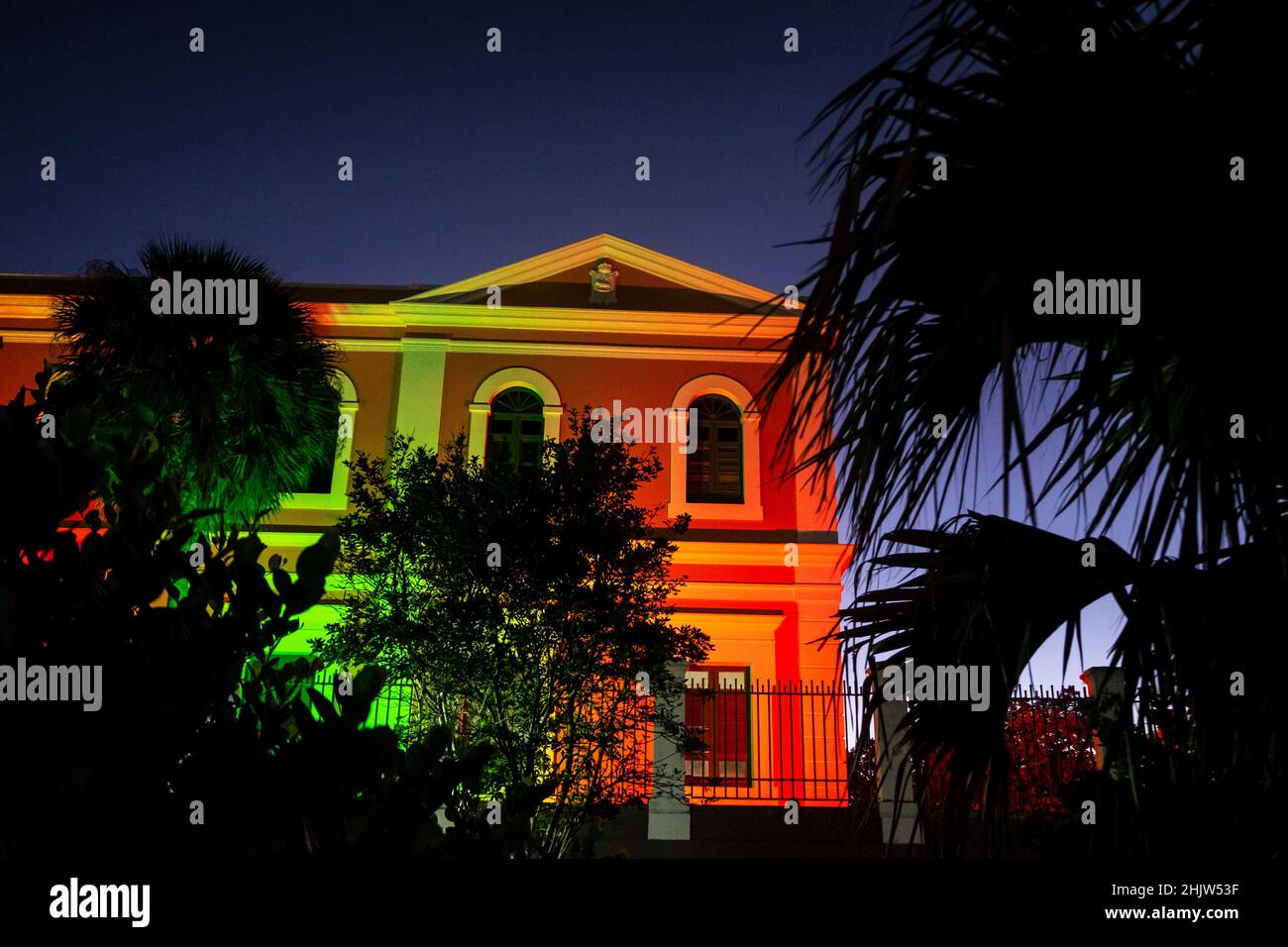 L'Instituto de Cultura Puertorriqueña s'illumine la nuit, San Juan, Porto Rico Banque D'Images
