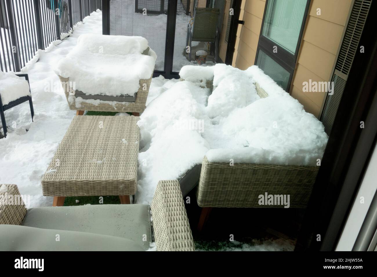 Mobilier d'extérieur sur la terrasse couverte de neige.St Paul Minnesota MN États-Unis Banque D'Images