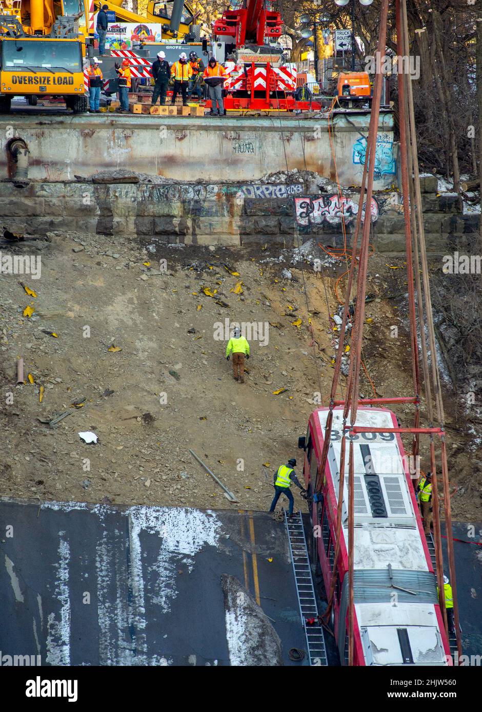 Pittsburgh, États-Unis.31st janvier 2022.Les équipes de récupération travaillent à préparer l'autobus articulé de 60 pieds de long de l'Administration portuaire avant du soulever du site de l'effondrement du pont Fern Hollow le lundi 31 janvier 2022 à Frick Park, à Pittsburgh.Le pont s'est effondré vendredi matin avec des blessures, mais aucune perte de vie.Photo par Archie Carpenter/UPI crédit: UPI/Alay Live News Banque D'Images