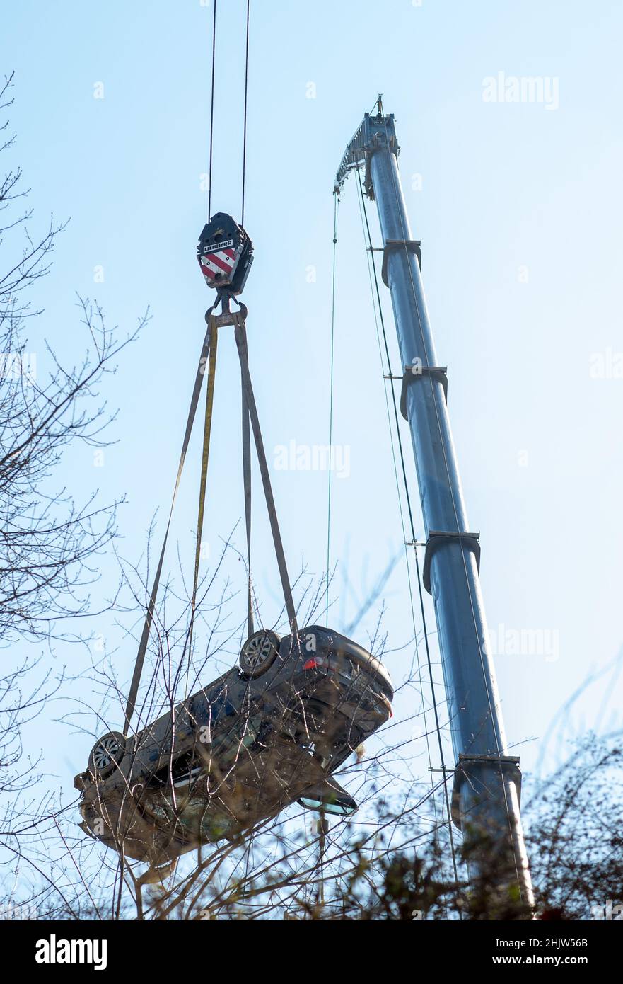 Pittsburgh, États-Unis.31st janvier 2022.Une grue enlève le premier véhicule du site de l'effondrement du pont Fern Hollow le lundi 31 janvier 2022 à Frick Park à Pittsburgh.Le pont s'est effondré vendredi matin avec des blessures, mais aucune perte de vie.Photo par Archie Carpenter/UPI crédit: UPI/Alay Live News Banque D'Images