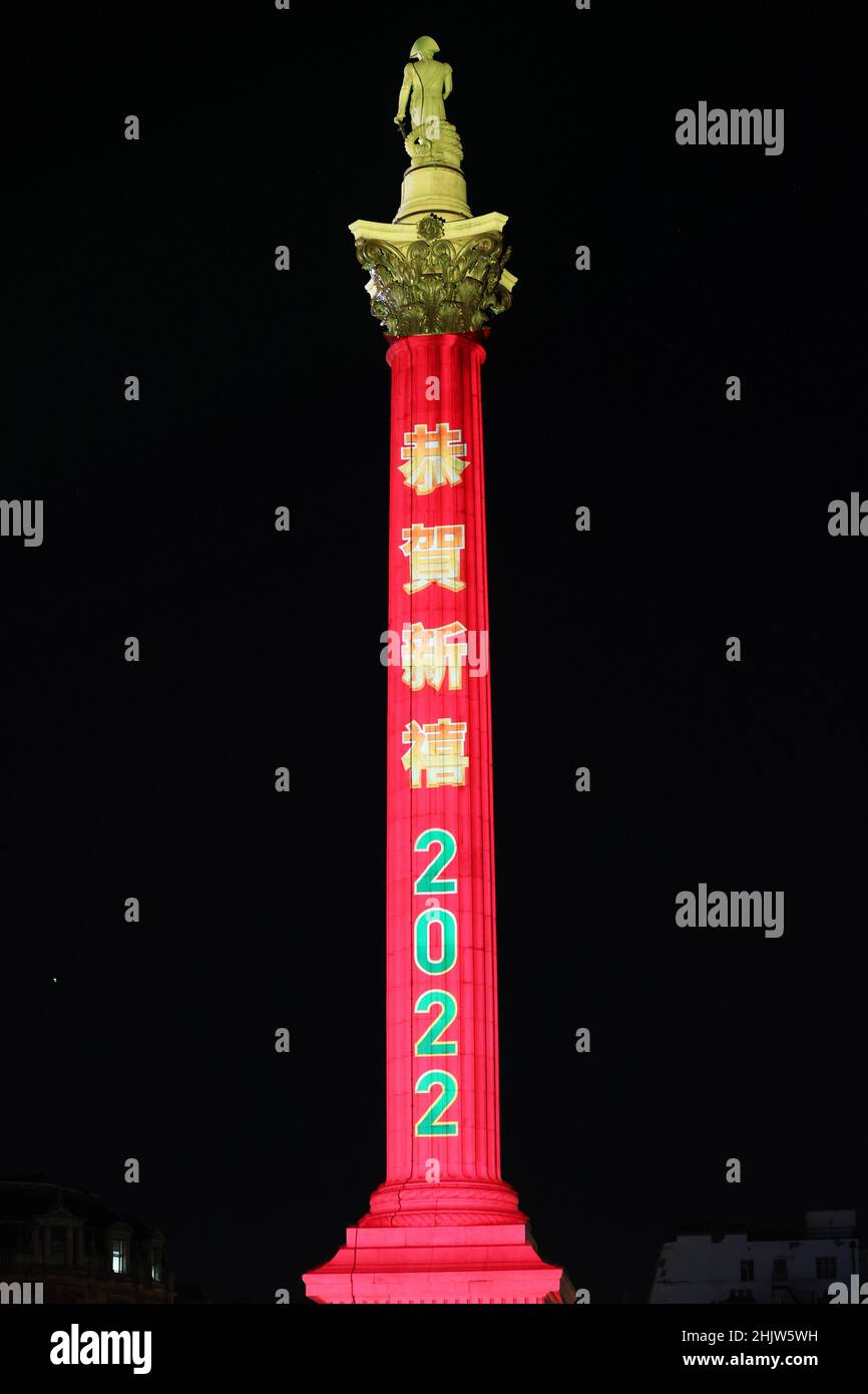 Londres, Royaume-Uni.31st janvier 2022.Photo prise le 31 janvier 2022 montre la colonne de Nelson illuminée en rouge pour célébrer le nouvel an lunaire chinois à Trafalgar Square à Londres, en Grande-Bretagne.Crédit : Li Ying/Xinhua/Alay Live News Banque D'Images