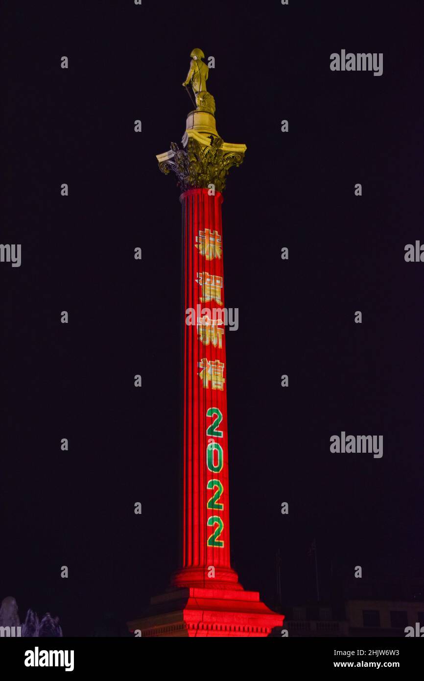 Londres, Royaume-Uni.31st janvier 2022.'2022' est projeté sur la colonne de Nelson à Trafalgar Square pour célébrer le nouvel an chinois.Cette année marque l'année du tigre.Crédit : SOPA Images Limited/Alamy Live News Banque D'Images