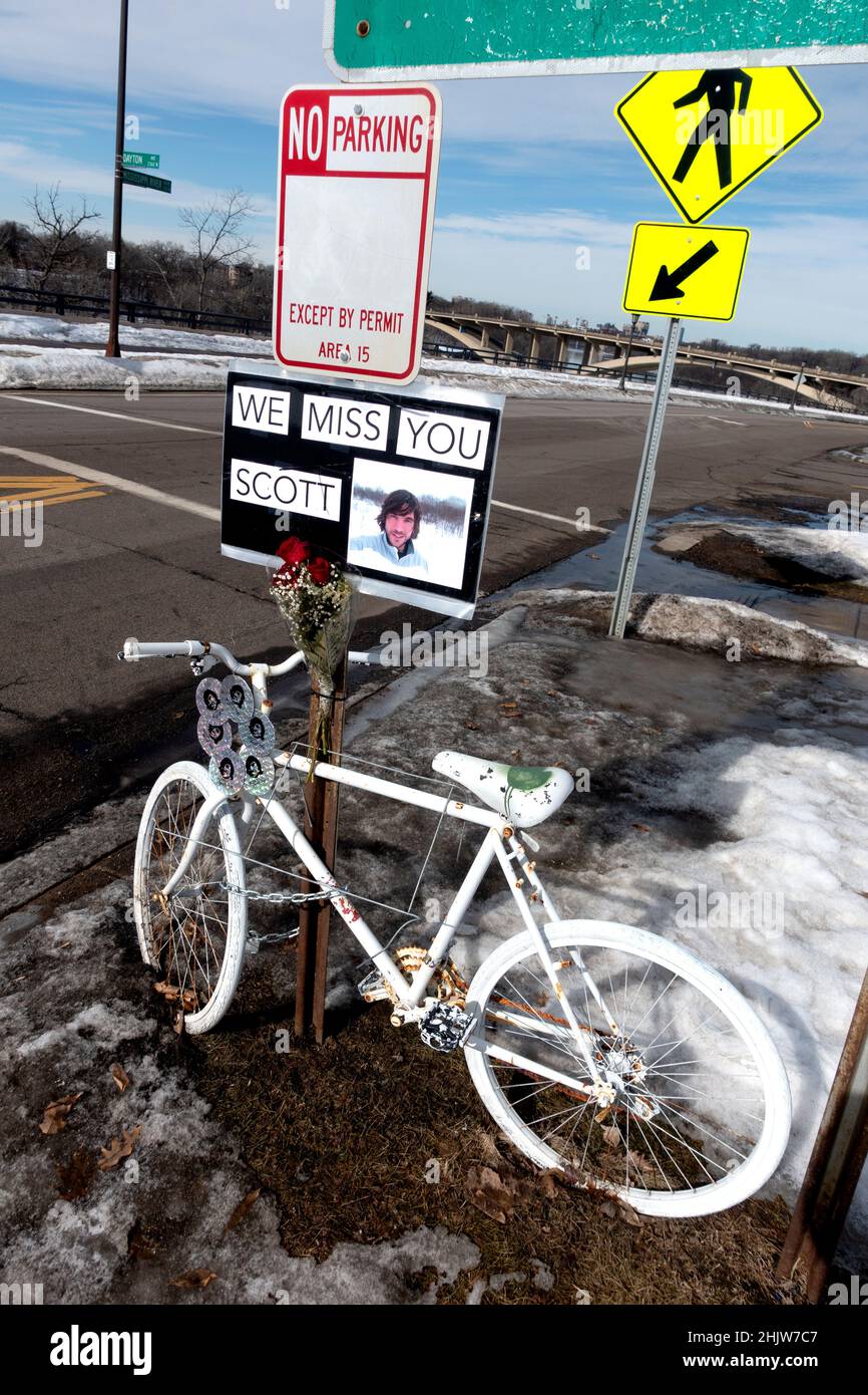 Vélo blanc commémorant la mort d'un homme frappé par une voiture sur le West Mississippi River Boulevard.St Paul Minnesota MN États-Unis Banque D'Images