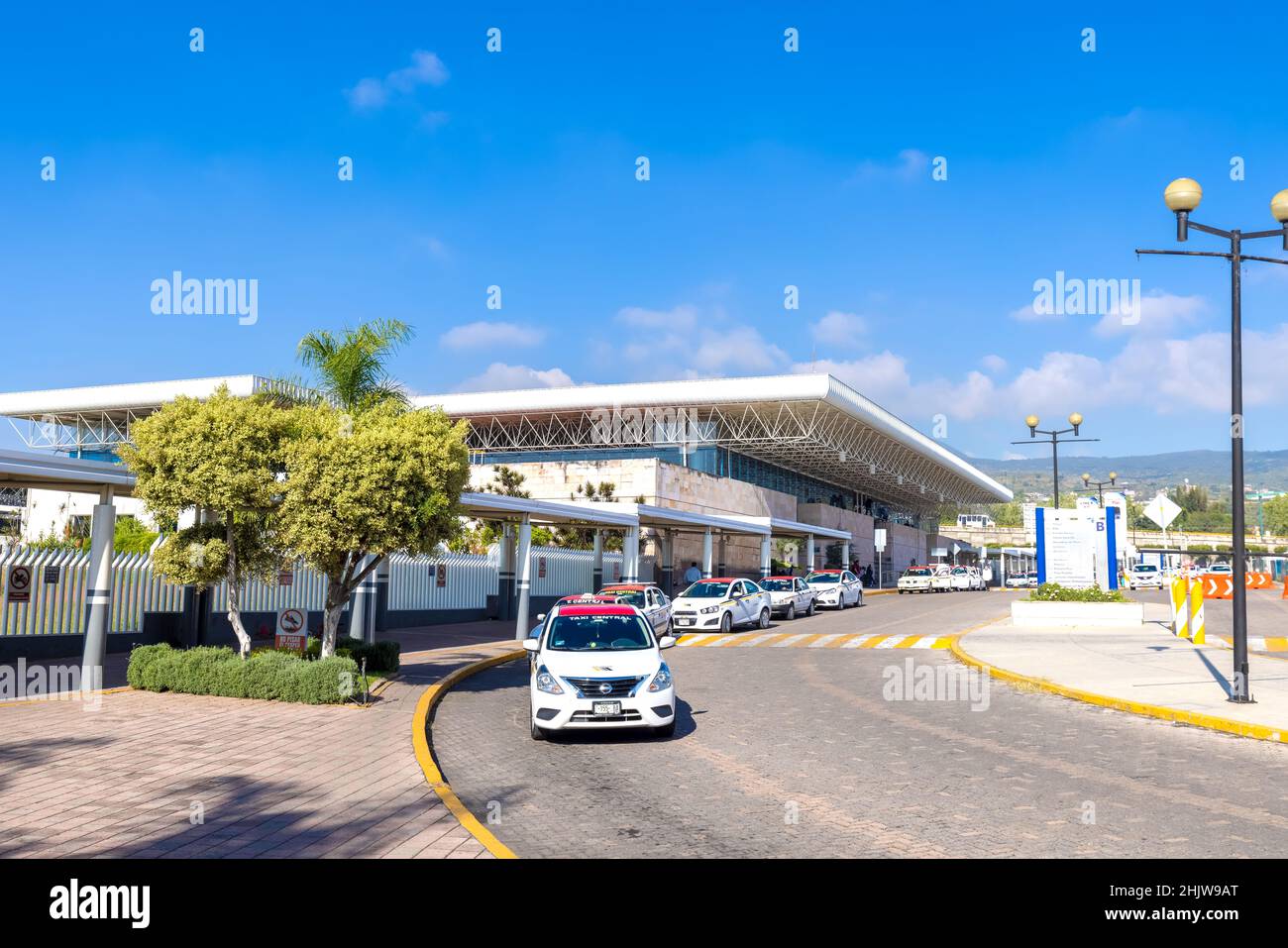 Morelia, Michoacan, Mexique, 20 septembre 2021 : gare routière centrale de Morelia, Michoacan, qui dessert des liaisons interurbaines vers des destinations mexicaines Banque D'Images