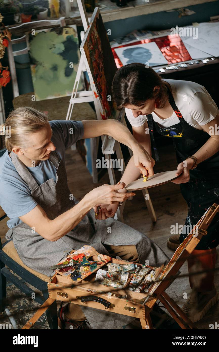 Atelier de groupe créatif de peinture sur toile en studio. Étudiants de peinture à des cours d'art.Éducation artistique pour adultes.Passe-temps et travail Banque D'Images