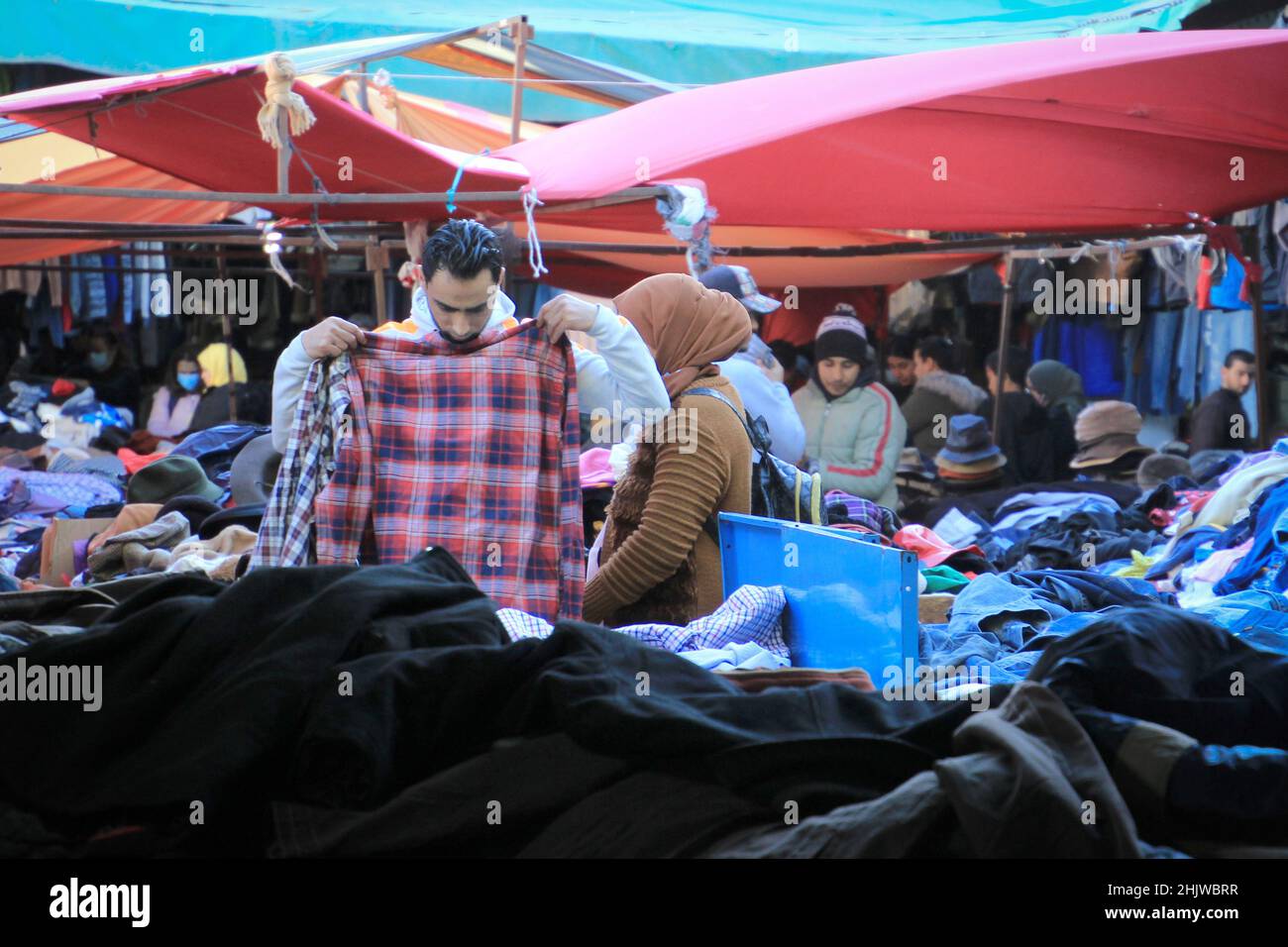 Tunis Tunisie.31st janvier 2022.Les clients regardent les vetements usages sur un marche central de la capitale tunisienne. A dpa Les vieux vetements inferieurs L Afrique devient le sol de l Ouest Cre...