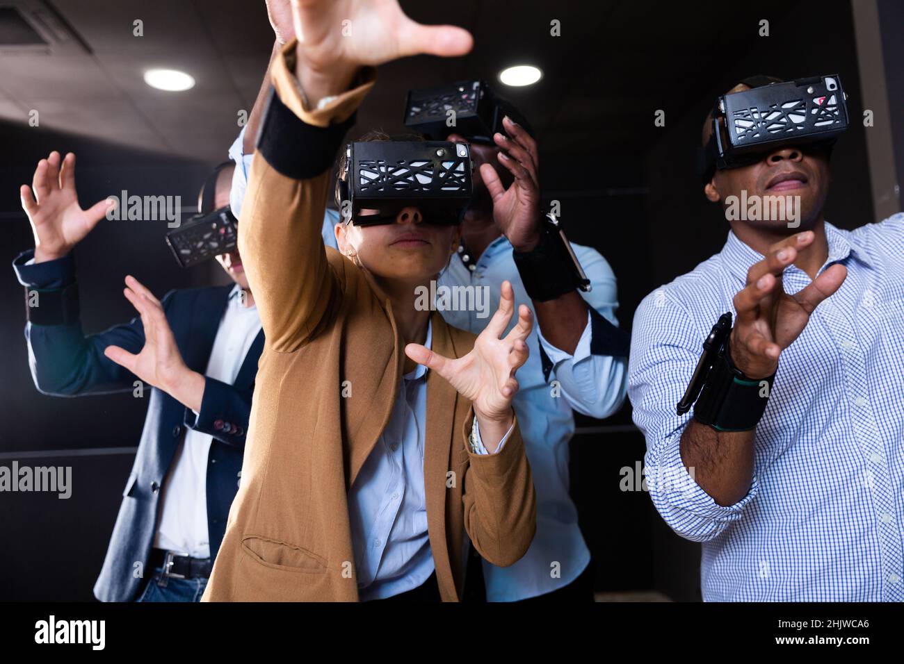 Amis multiculturels utilisant des micro-casques de réalité virtuelle Banque D'Images