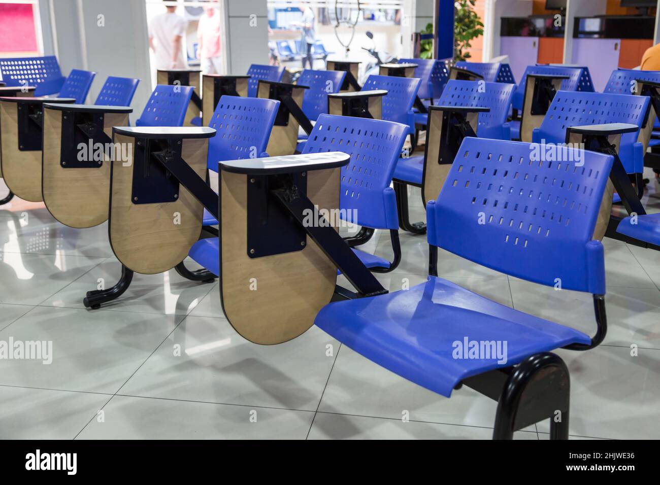 Tables et chaises bleues sur fond vide de la salle de classe Banque D'Images