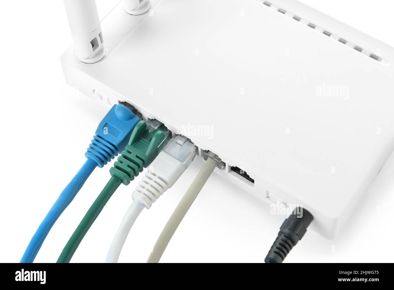 Routeur Wi-Fi avec câbles réseau sur fond blanc Banque D'Images