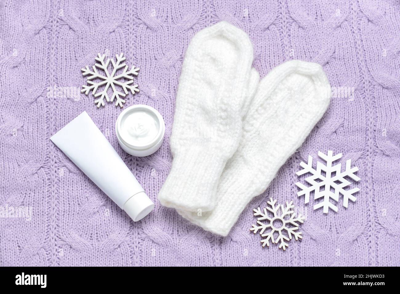 Moufles, produits cosmétiques et flocons de neige sur fond de tissu tricoté  Photo Stock - Alamy