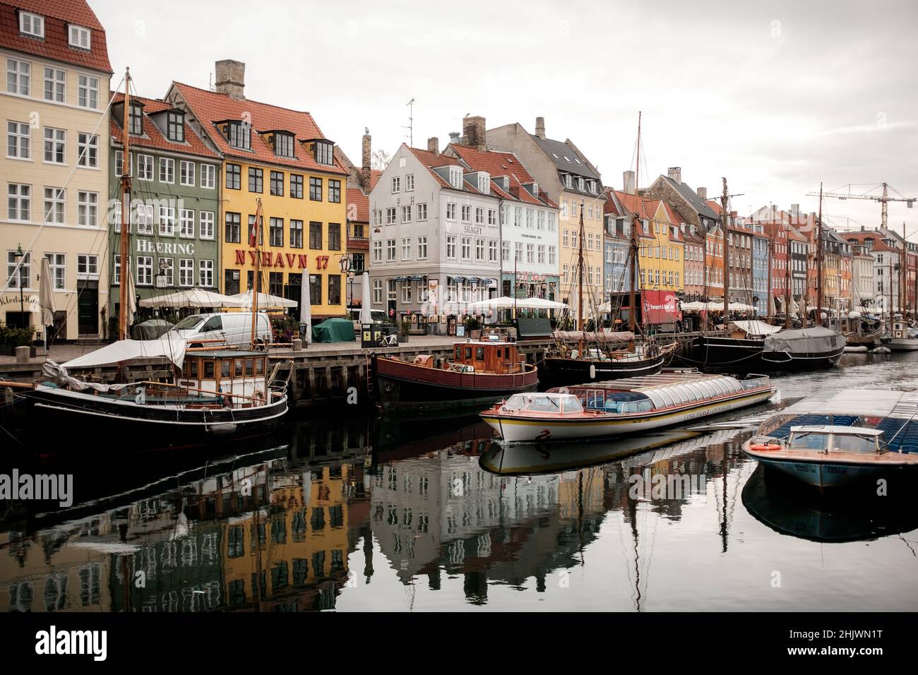 Nyhavn est un quartier de divertissements et de canaux datant de 17th siècles à Copenhague, au Danemark, bordé de maisons de ville aux couleurs vives datant de 17th et 18th ans. Banque D'Images