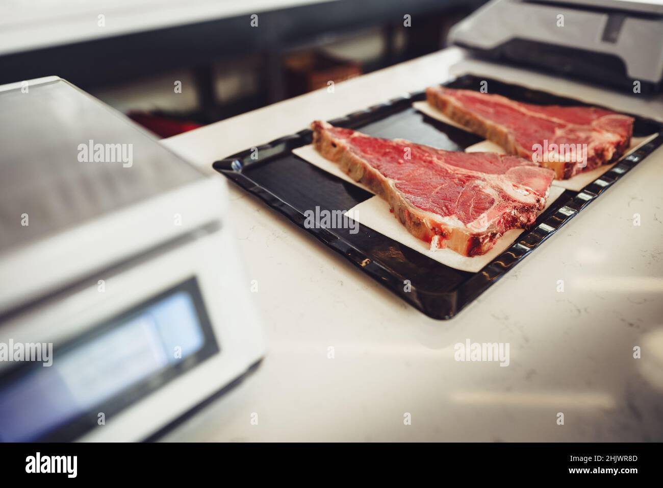 Hachée de viande crue dans un magasin de boucher. Banque D'Images