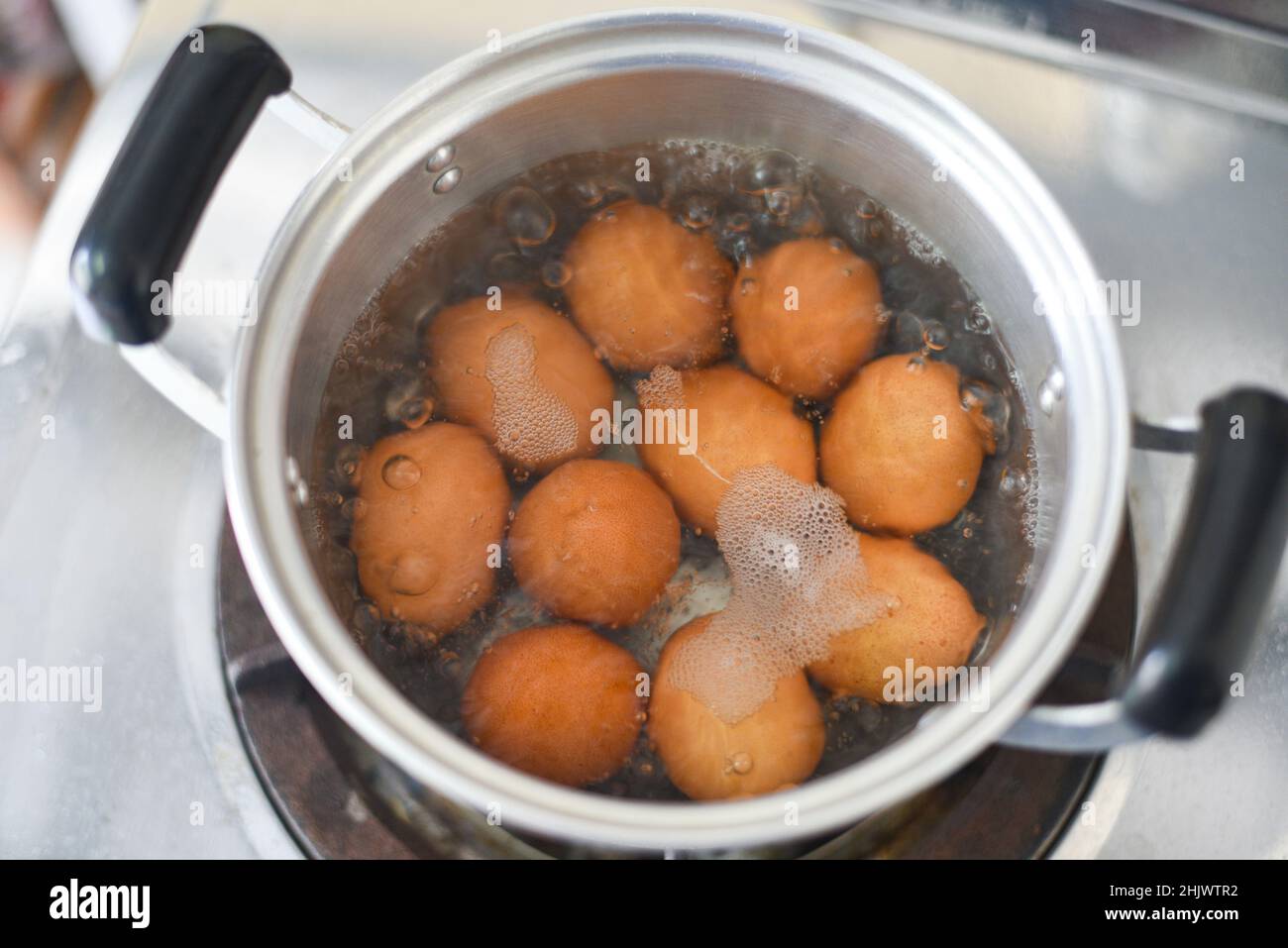 Œufs durs dans une casserole chaude sur la cuisinière, concept de cuisine saine à l'œuf, menu d'œufs Banque D'Images