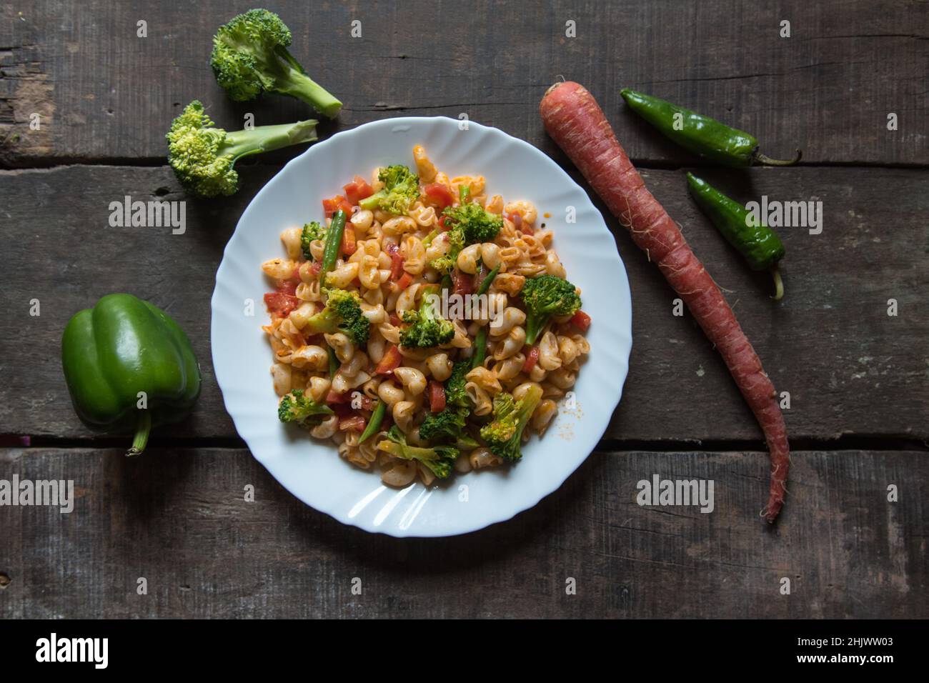 Pâtes italiennes populaires macaroni cuites dans une sauce servie dans une assiette blanche. Banque D'Images