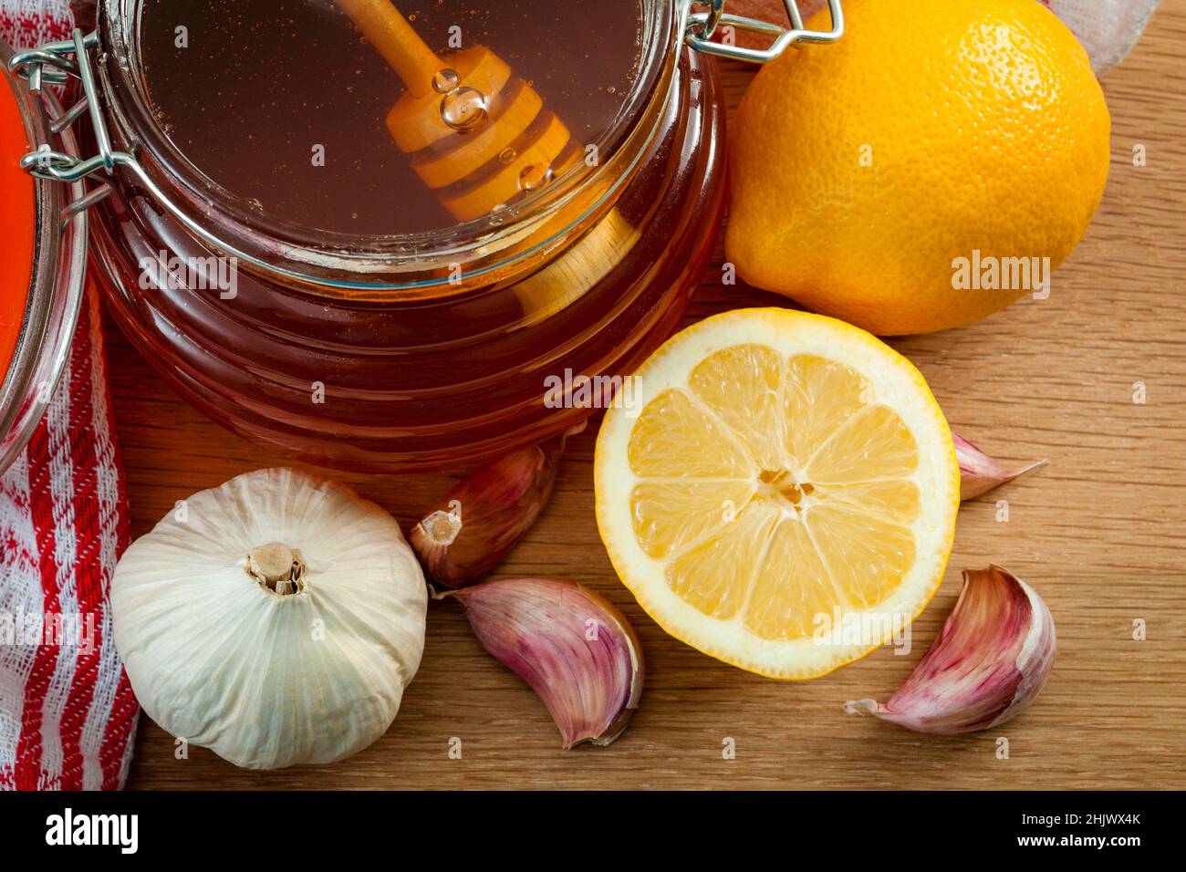 Le remède naturel populaire pour la grippe et le froid, renforcer l'immunité pendant la saison d'hiver, et la médecine alternative concept avec gros plan sur un pot de miel avec Banque D'Images