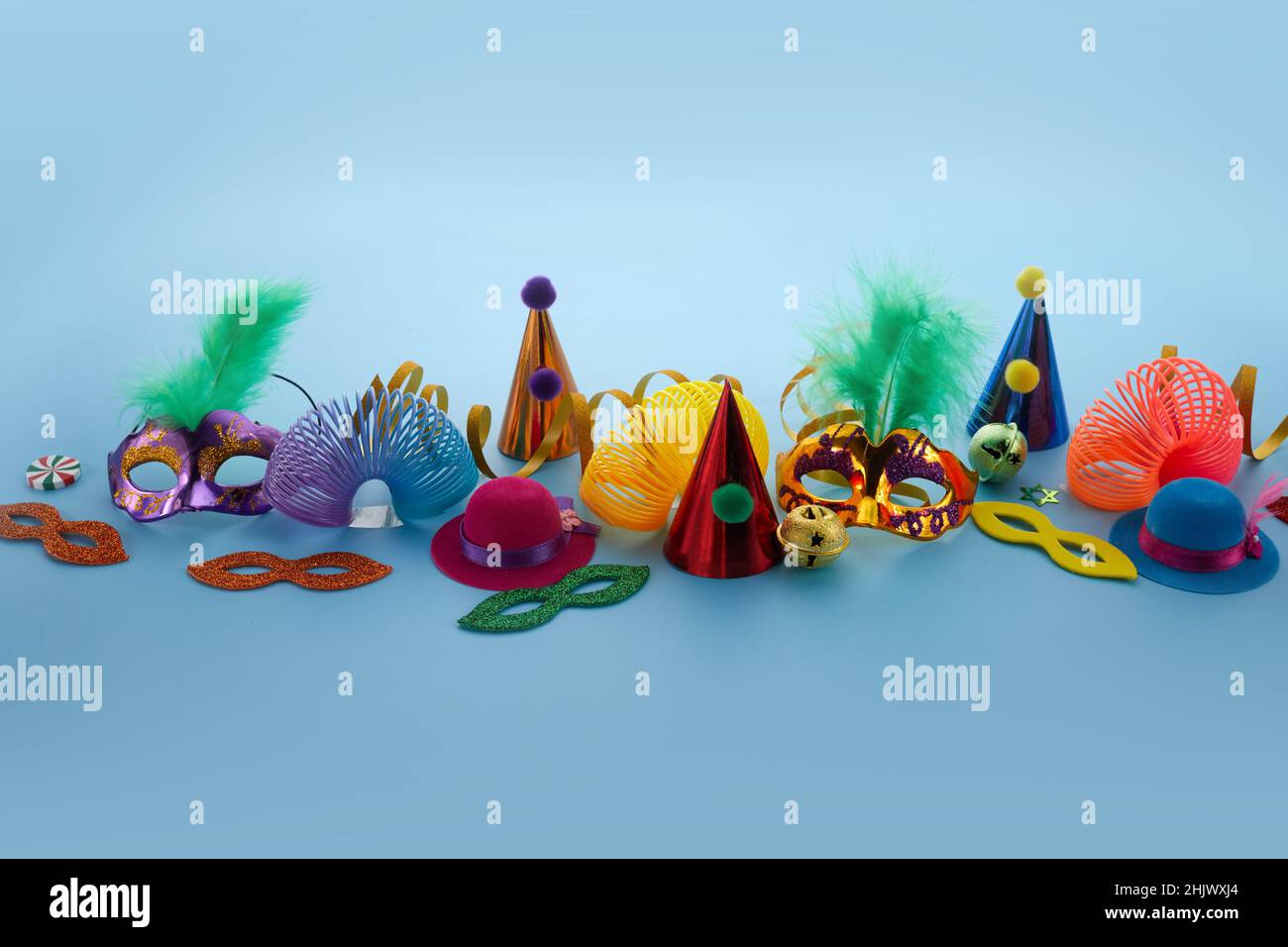 Fond d'anniversaire ou de carnaval avec articles de fête sur fond bleu Banque D'Images