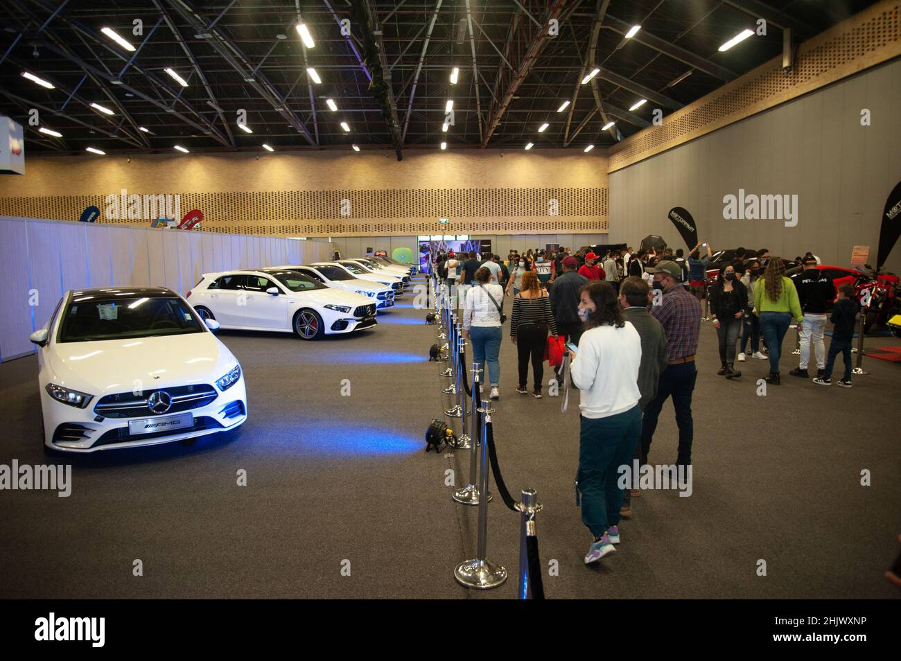 Les fans de voitures prennent des photos avec les voitures pendant qu'ils les vérifient lors du salon de l'auto MCM 2022 à Corferias à Bogota, Colombie, les 28 et 29 2022 janvier. Banque D'Images