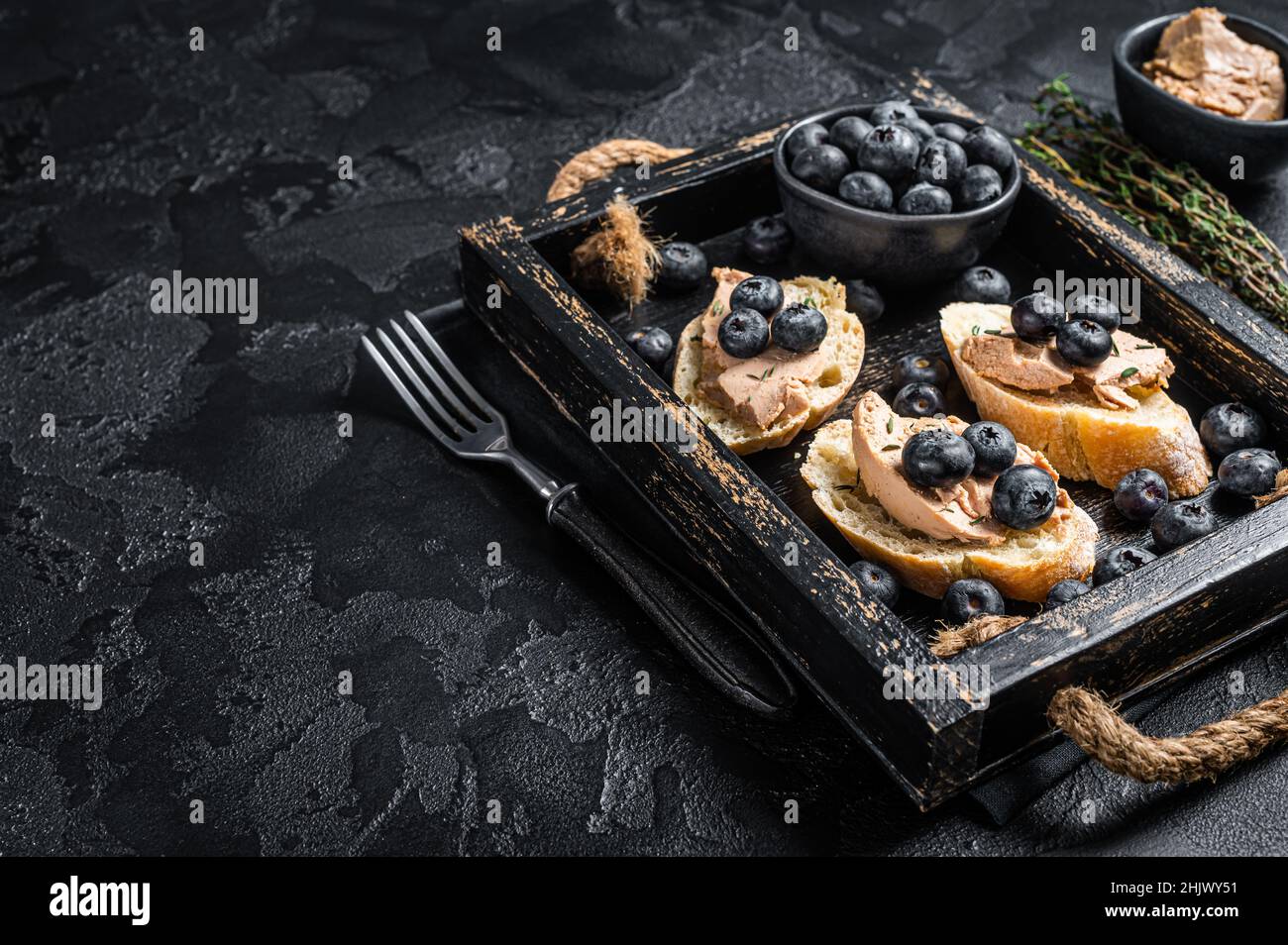 Toasts de foie gras, pâté de foie de canard et bleuet frais dans un