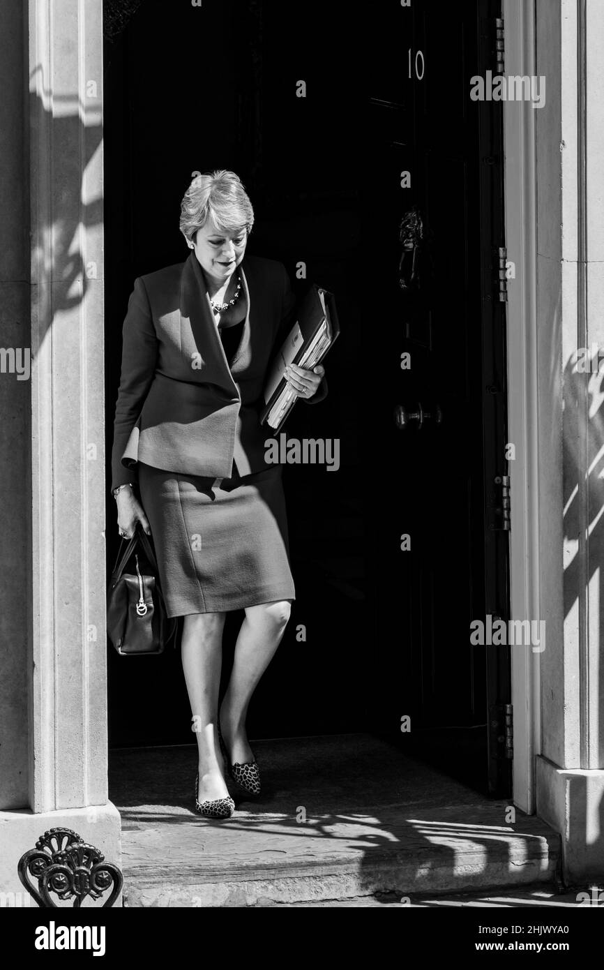 La première ministre britannique Theresa May, quitte le 10 Downing Street, Westminster, Londres, Royaume-Uni Banque D'Images