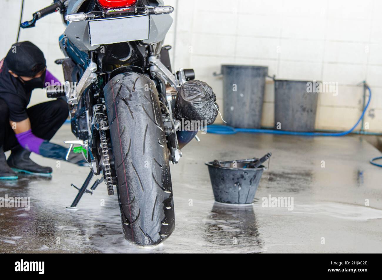 Nettoyage de la moto au magasin de lavage de voiture Photo Stock - Alamy