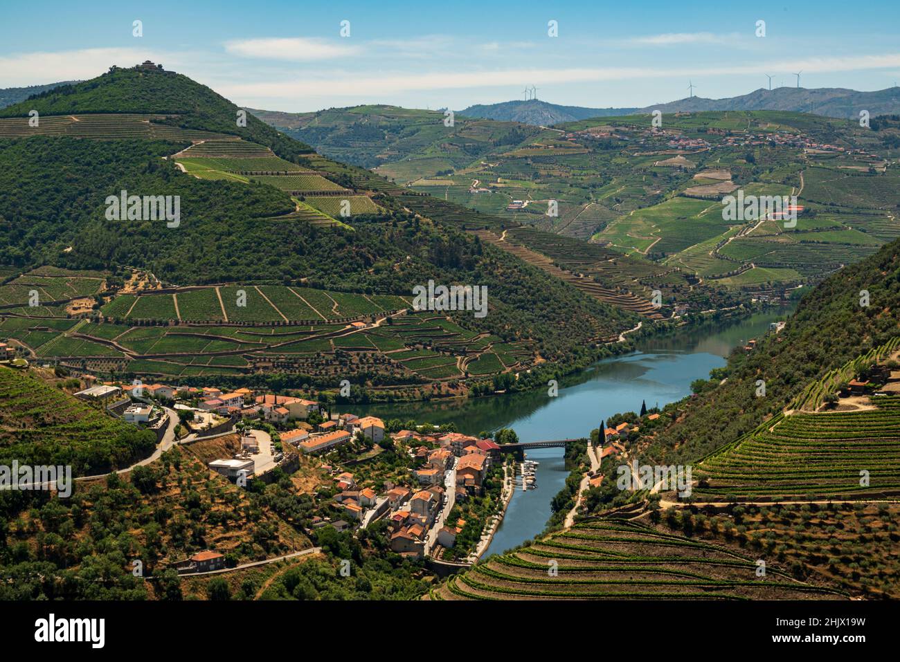 Vue panoramique sur le magnifique village de Pinhão entouré de vignobles dans la magnifique vallée du Douro, le quartier de Vila Real, le quartier de Viseu, Portugal Banque D'Images