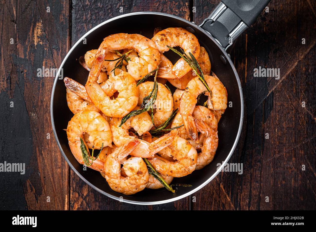 Poêlée avec du beurre et des crevettes à l'ail crevettes crevettes crevettes  dans une poêle.Arrière-plan en bois.Vue de dessus Photo Stock - Alamy