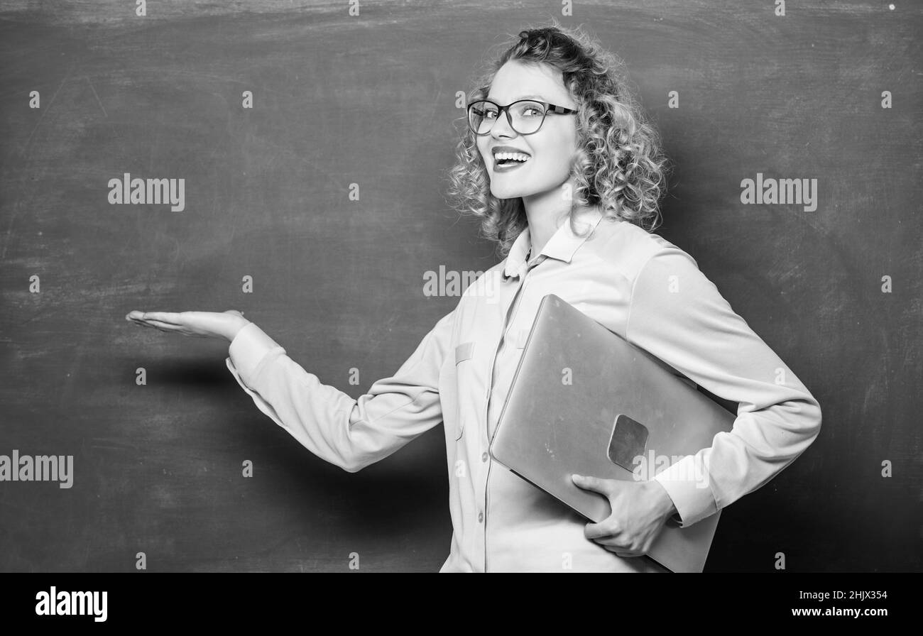 Carrière dans l'assurance de la qualité des logiciels.Étudier les langages de programmation.Formation à distance.École des technologies numériques.École en ligne.Fille surfant Banque D'Images