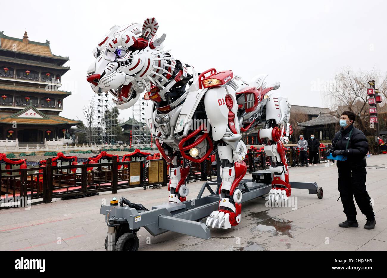 Beijing, province chinoise de Shandong.23rd janvier 2022.Un robot en forme de tigre est vu dans la ville de Zaozhuang, dans la province de Shandong, en Chine orientale, le 23 janvier 2022.Avec l'arrivée du nouvel an chinois mardi, le pays entre dans l'année du Tigre.Tiger, l'un des 12 signes animaux du zodiaque chinois, symbolise la force, la bravoure et la peur.Credit: Sun Zhongzhe/Xinhua/Alay Live News Banque D'Images