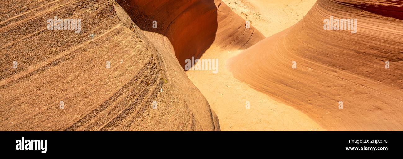 Antilope Canyon, Arizona - États-Unis. Vue extérieure sur les rochers sous un ciel bleu d'été Banque D'Images