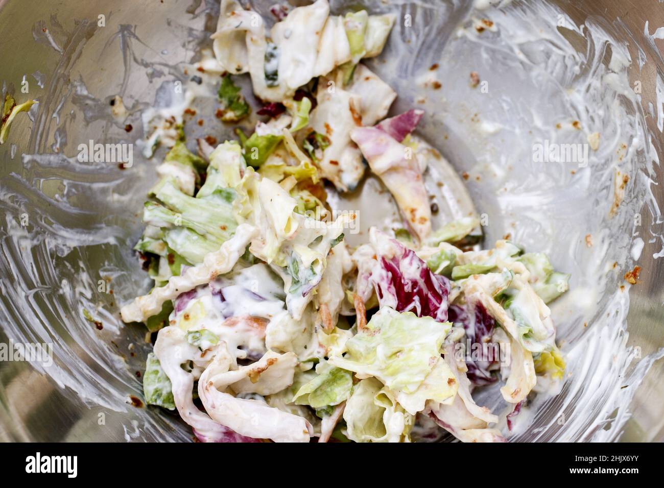 Salade de légumes avec mayonnaise dans un bol argenté. Une alimentation saine Banque D'Images