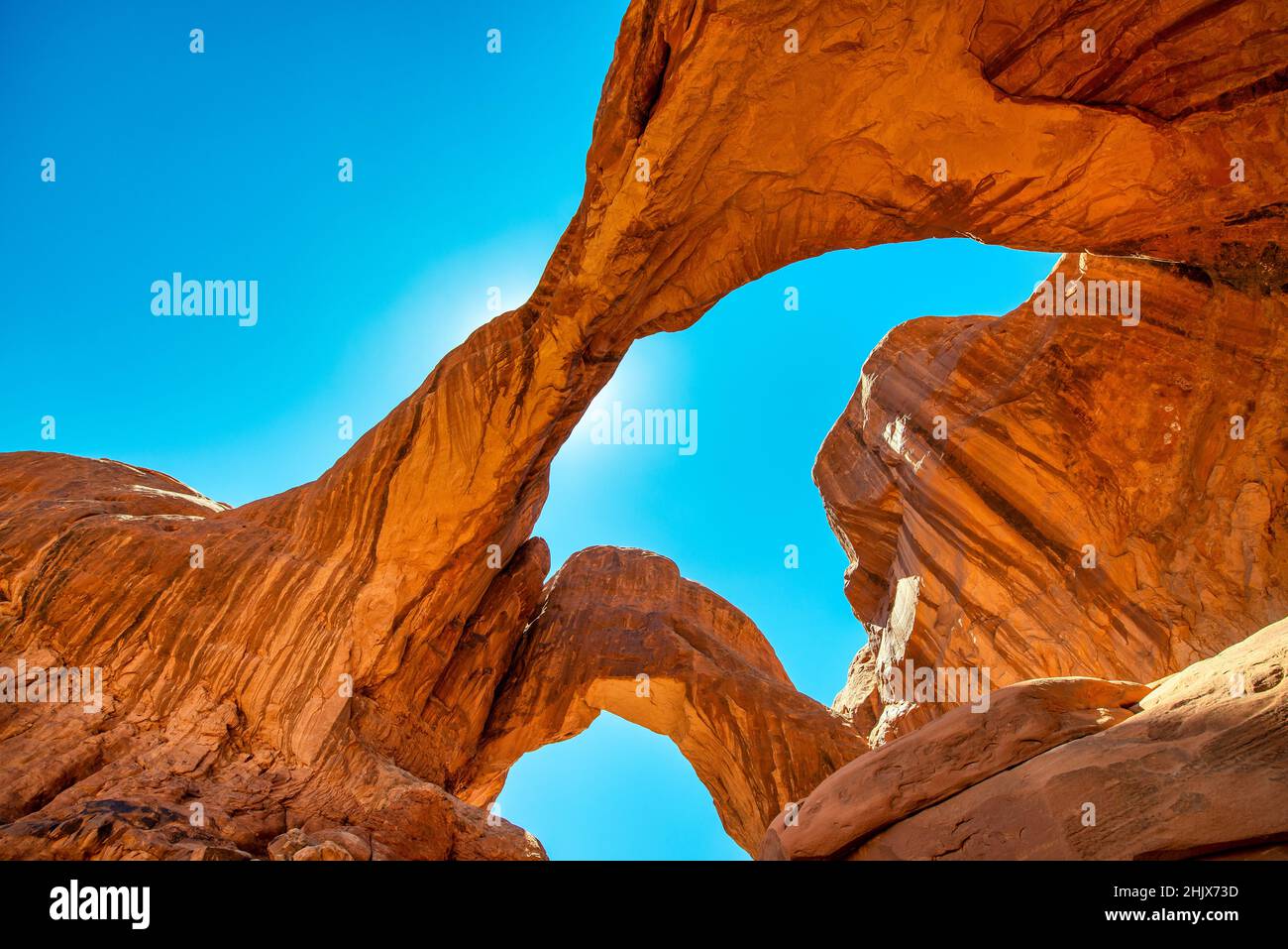 Double Arch a une formation naturelle de roche à l'intérieur du parc national d'Arches, Utah Banque D'Images
