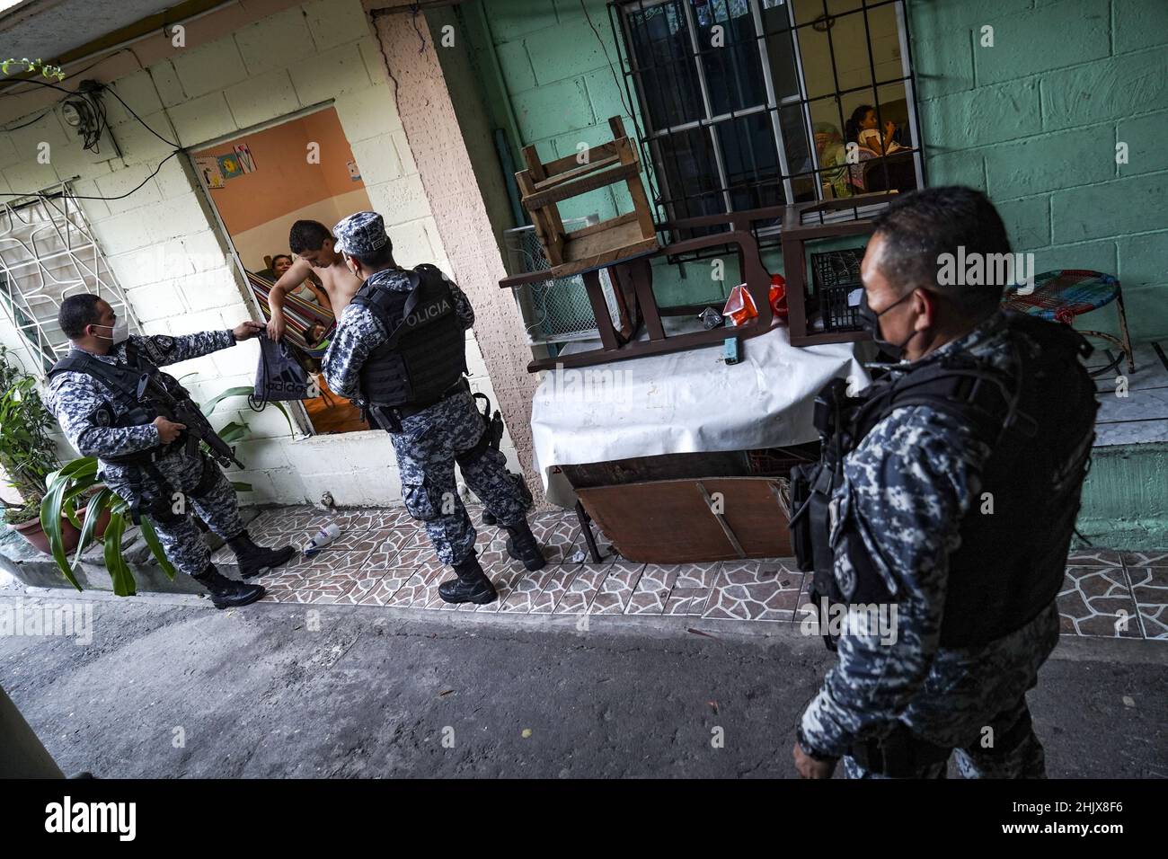 San Salvador, El Salvador.31st janvier 2022.Des agents de l'unité tactique spéciale fouillent une maison pendant une patrouille de police.Crédit : SOPA Images Limited/Alamy Live News Banque D'Images