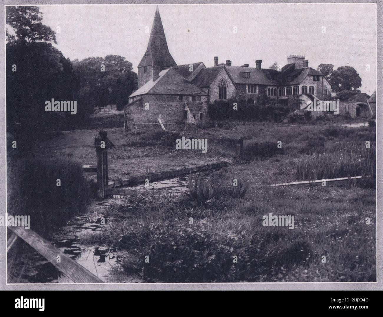 Enterrez, montrant l'église du village. Sussex (1923) Banque D'Images