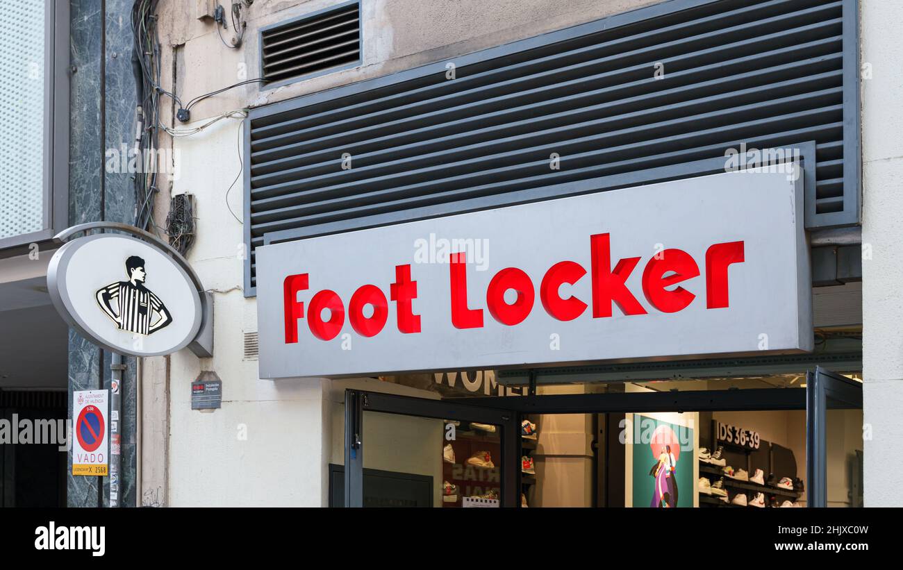 VALENCIA, ESPAGNE - 31 JANVIER 2022: Foot Locker est un détaillant américain de vêtements de sport et de chaussures Banque D'Images
