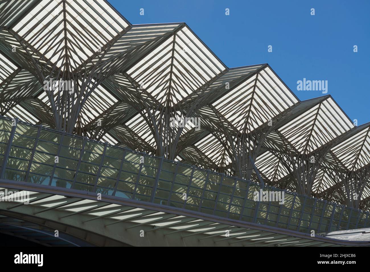 Détail du toit la Gare do Oriente (la Gare Oriente de Lisbonne) conçu par Santiago Calatrava dans le Parque das Nações / EXPO 89,Lisbonne,Portugal Banque D'Images