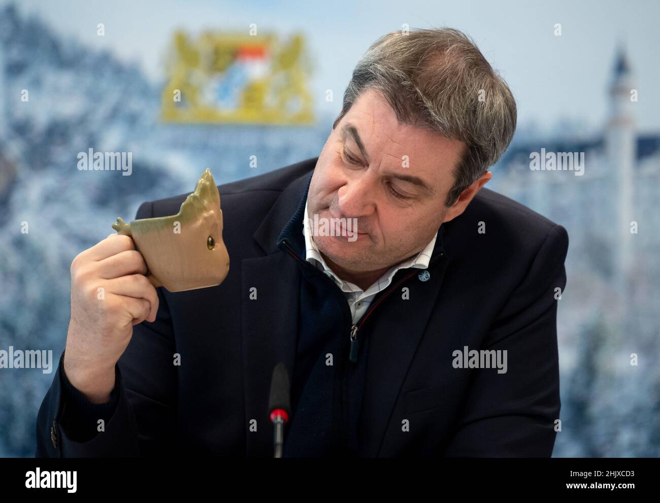 Munich, Allemagne.01st févr. 2022.Markus Söder (CSU), Premier ministre de Bavière, est assis avec une coupe de 'Groot' du film 'Guardians of the Galaxy' dans la salle vidéo de la Chancellerie d'État avant le début d'une réunion du cabinet.Credit: Sven Hoppe/dpa/Alay Live News Banque D'Images