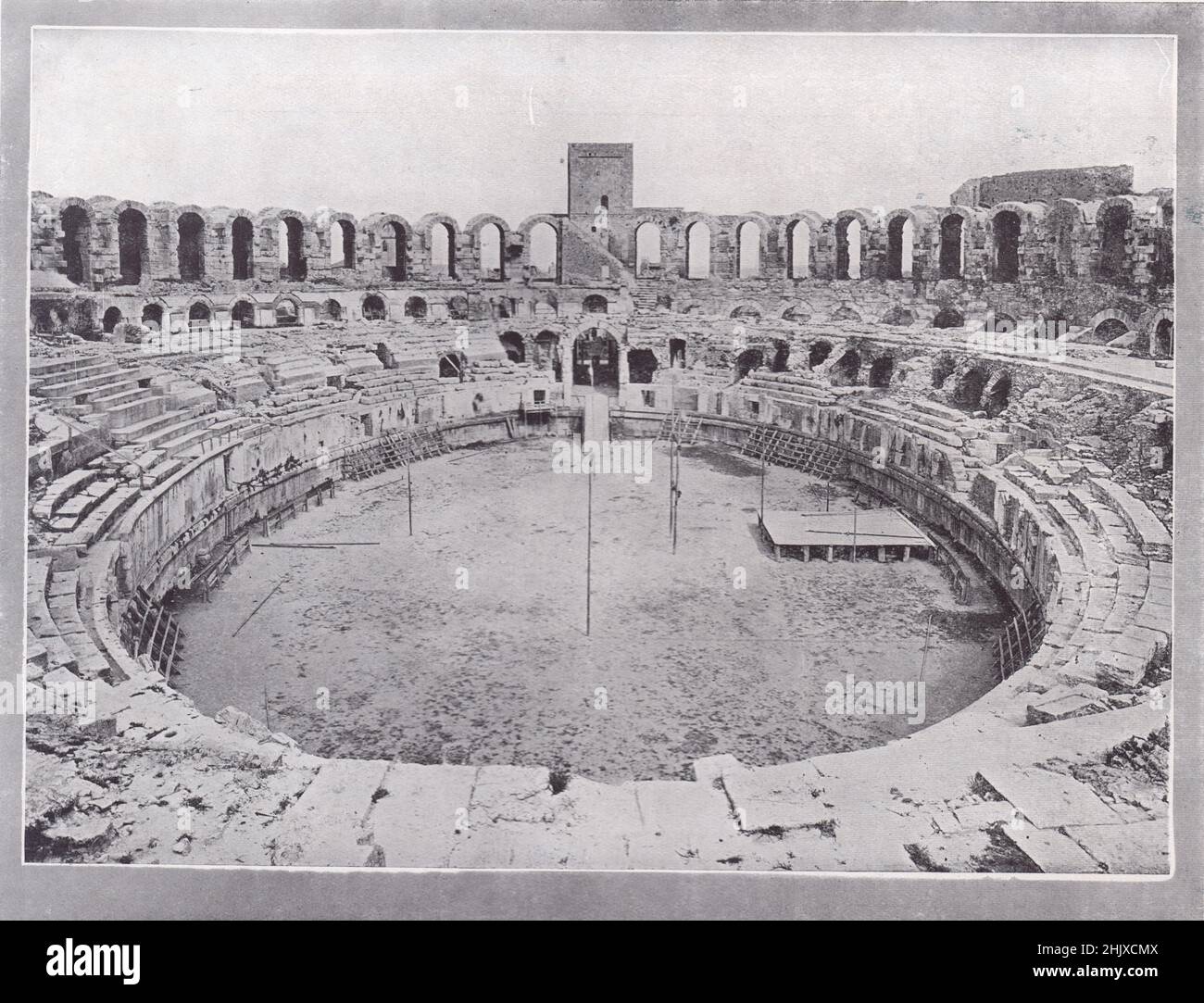 L'intérieur de l'amphithéâtre romain d'Arles. Bouches-du-Rhône. France (1925) Banque D'Images