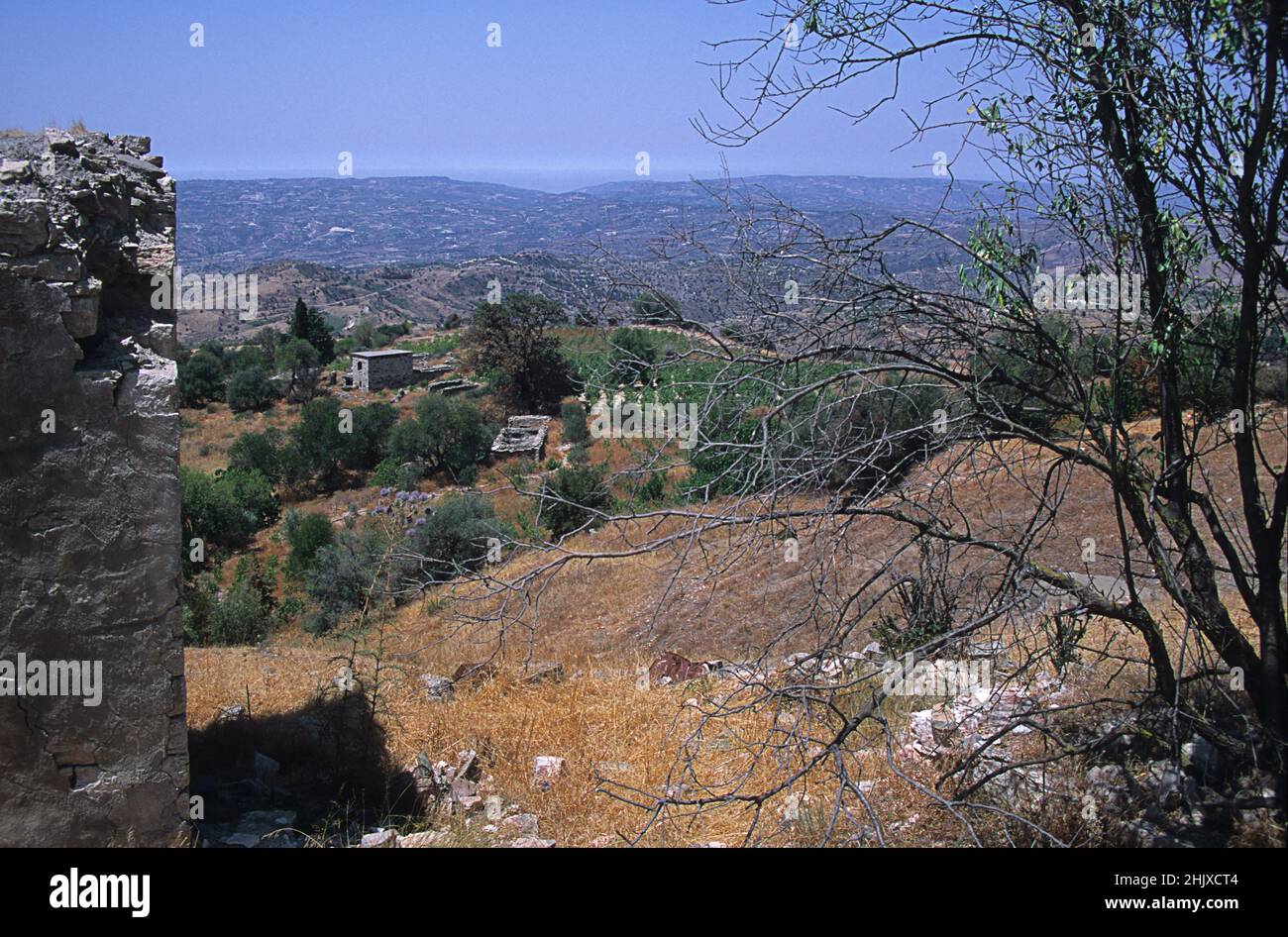 Le village abandonné d'Ayios Fotios, district de Paphos, Chypre.Le village a subi de graves glissements de terrain après de fortes pluies à la fin des années 60 et a dû être évacué. Banque D'Images
