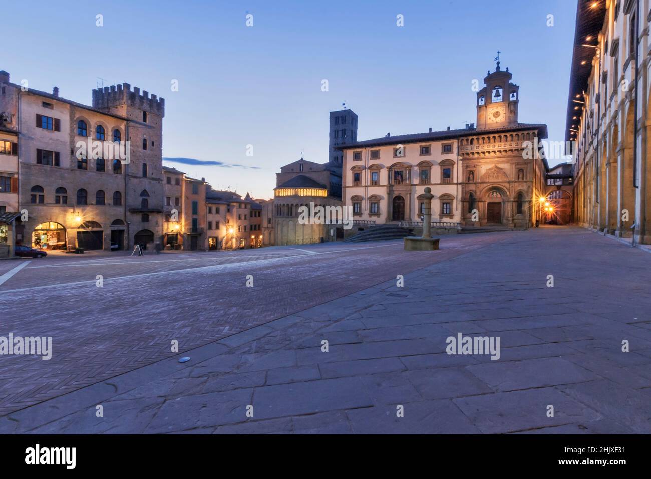 Piazza Grande, Palazzo della Fraternita dei Laici, Eglise Santa Maria della Pieve abside, Arezzo, Toscane, Italie, Europe Banque D'Images