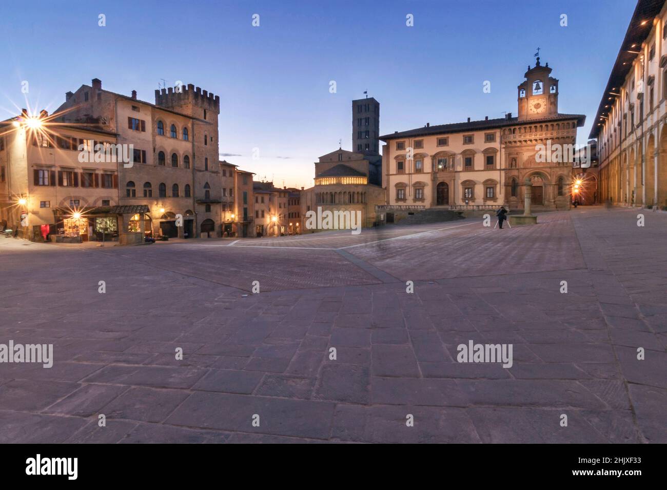 Piazza Grande, Palazzo della Fraternita dei Laici, Eglise Santa Maria della Pieve abside, Arezzo, Toscane, Italie, Europe Banque D'Images