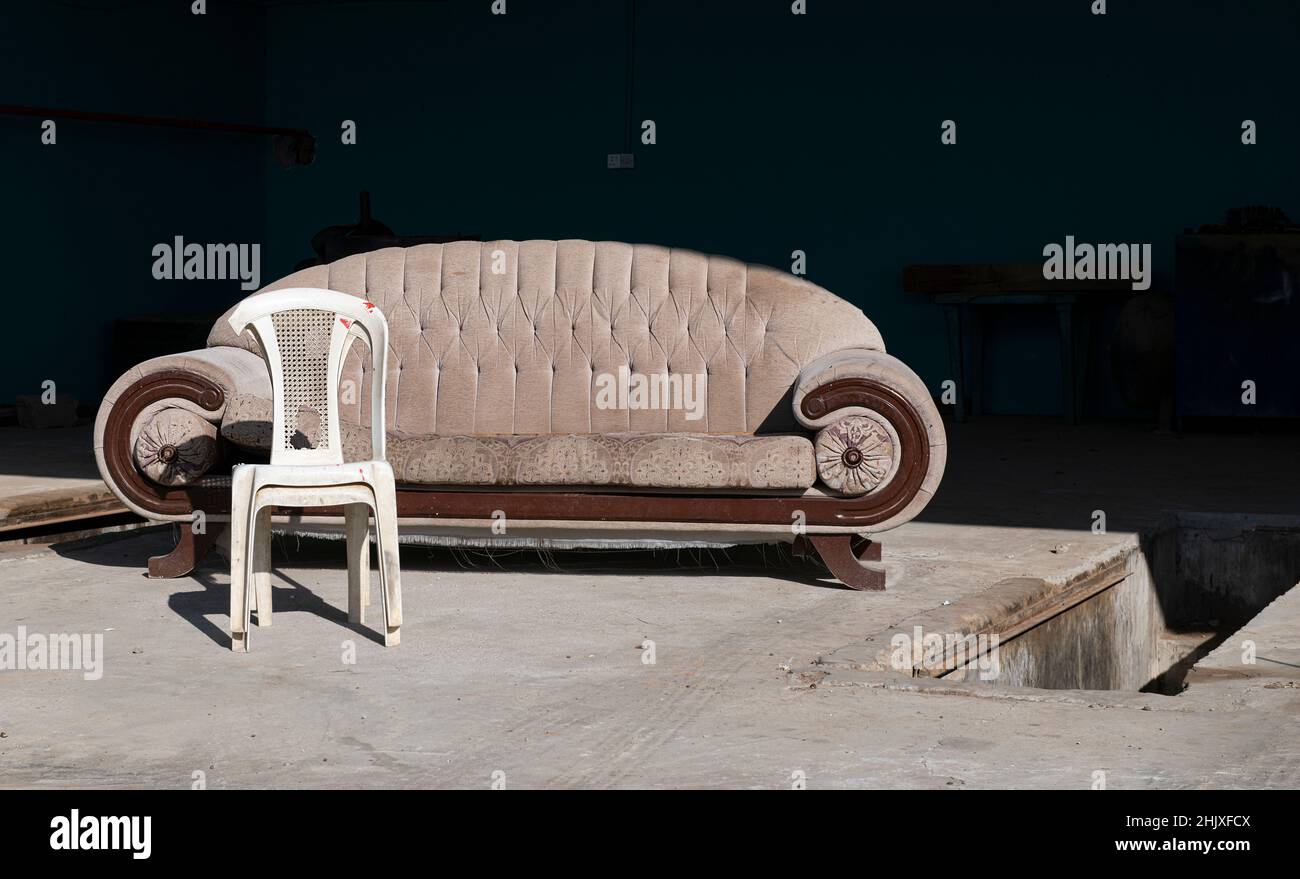 Question sociale, concept d'environnement - canapé et chaise anciens laissés dans la rue.Des lieux abandonnés avec de vieux meubles.Le mobilier ancien est laissé dans la rue. Banque D'Images