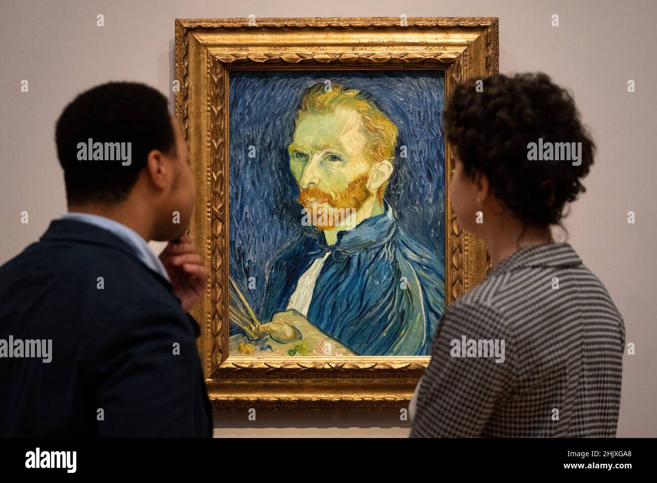 Les assistants de galerie regardent Self-Portrait, Saint-Remy, la première semaine de septembre 1889 (à droite), lors d'un aperçu de la prochaine exposition Van Gogh Self-Portraits à la Galerie Courtauld, Londres.Date de la photo: Mardi 1 février 2022. Banque D'Images