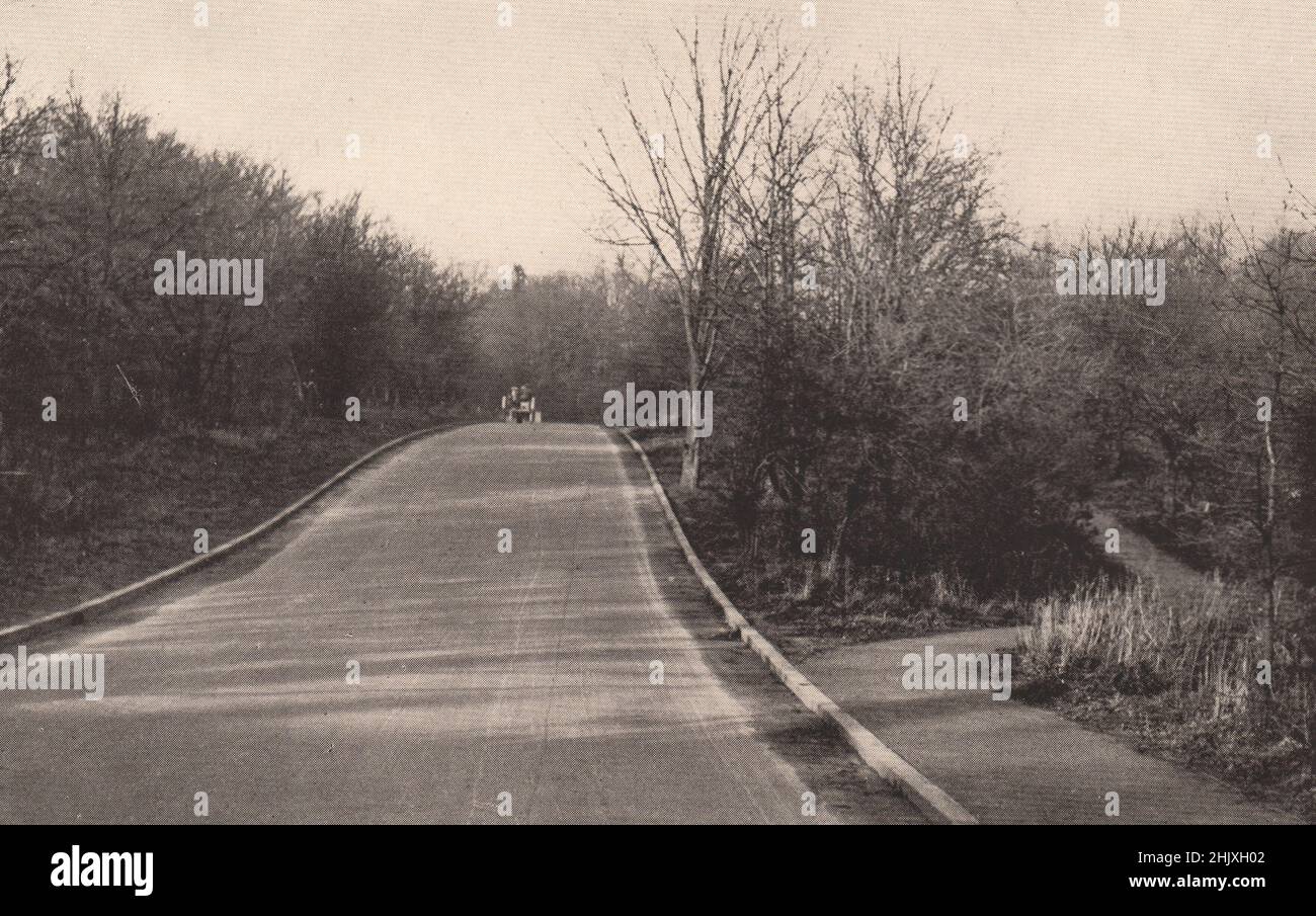 Élargissement intelligent de la route - ce sentier montre un sentier derrière une ceinture d'arbres : le germe de la « promenade ». Buckinghamshire (1932) Banque D'Images