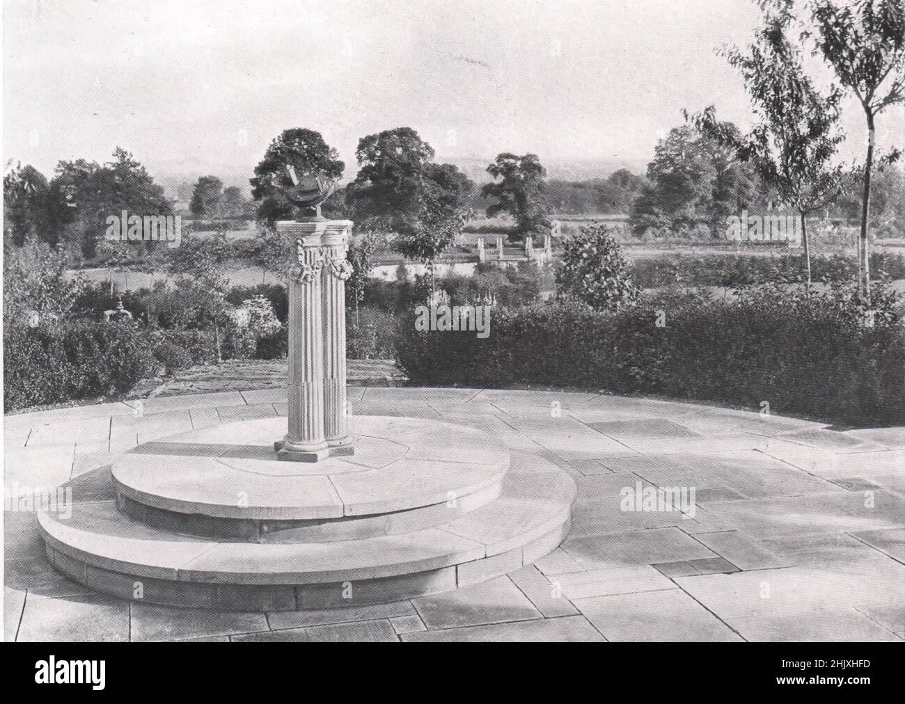 Dunchurch Lodge, Dunchurch, Rugby : Sundial sur terrasse. Warwickshire. Gilbert Fraser, architecte (1908) Banque D'Images